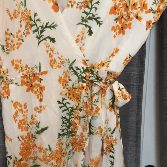 Ruffle wrap dress - Picture 2 of 4